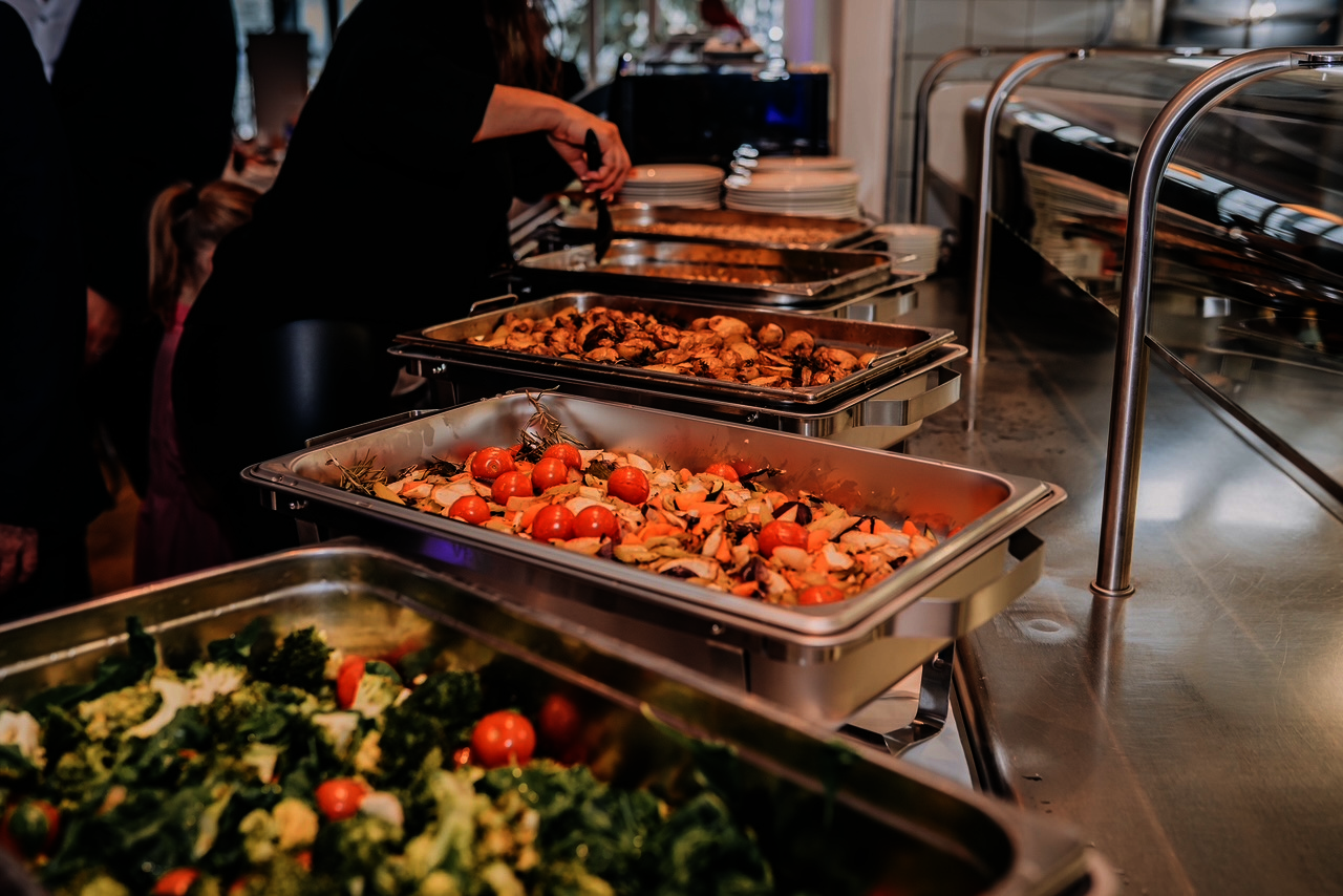 Gast bedient sich am klassischen Buffet beim Event-Catering