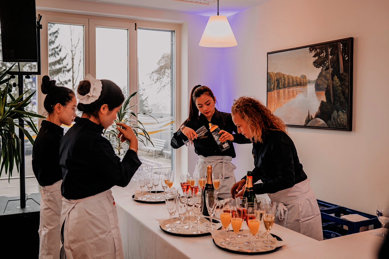 Service-Team von Hillingwer bereitet Sektempfang für ein Event vor