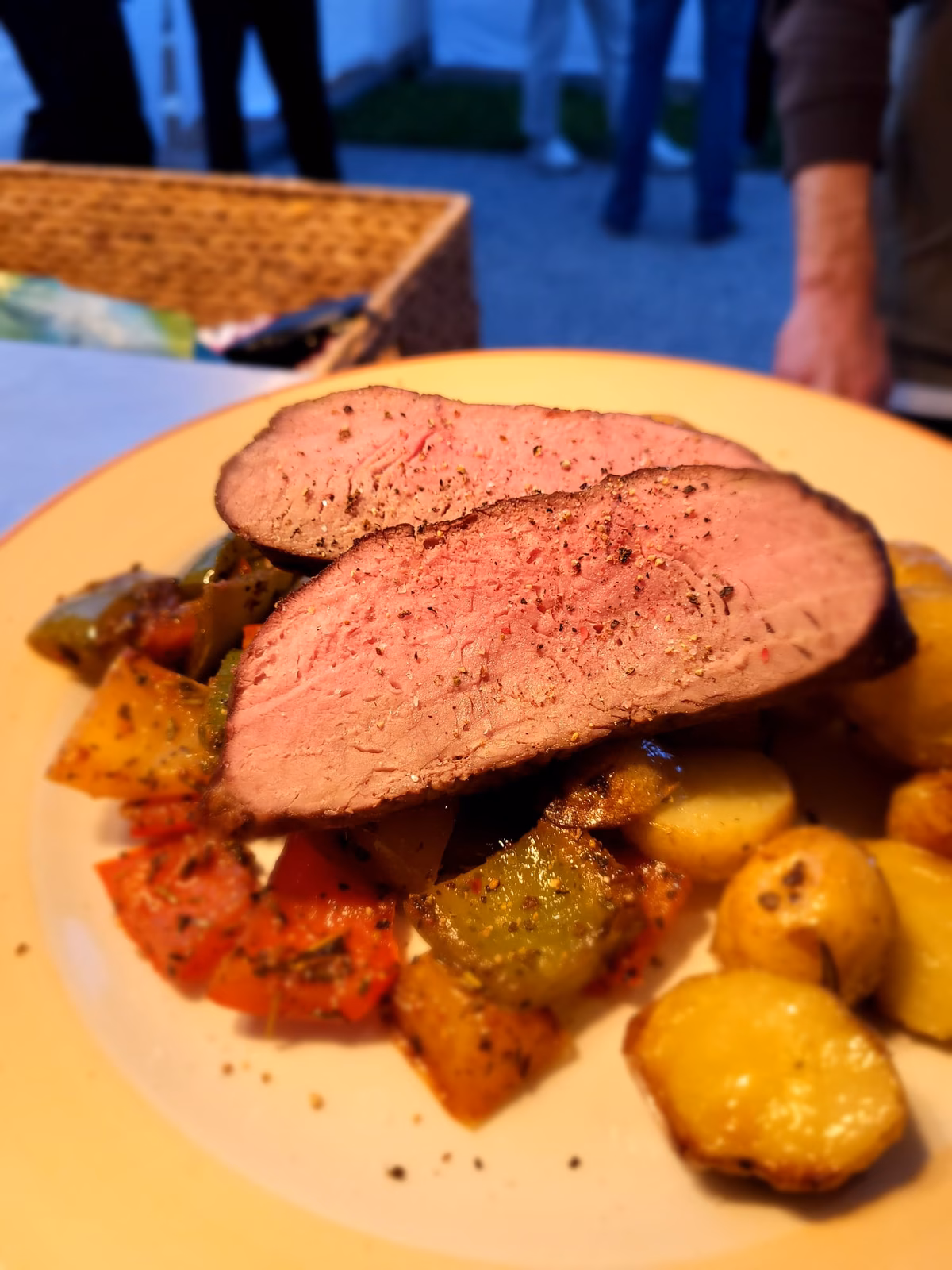 Pefekt gebratener Lammrücken mit Rosmarienkartoffeln und Paprika