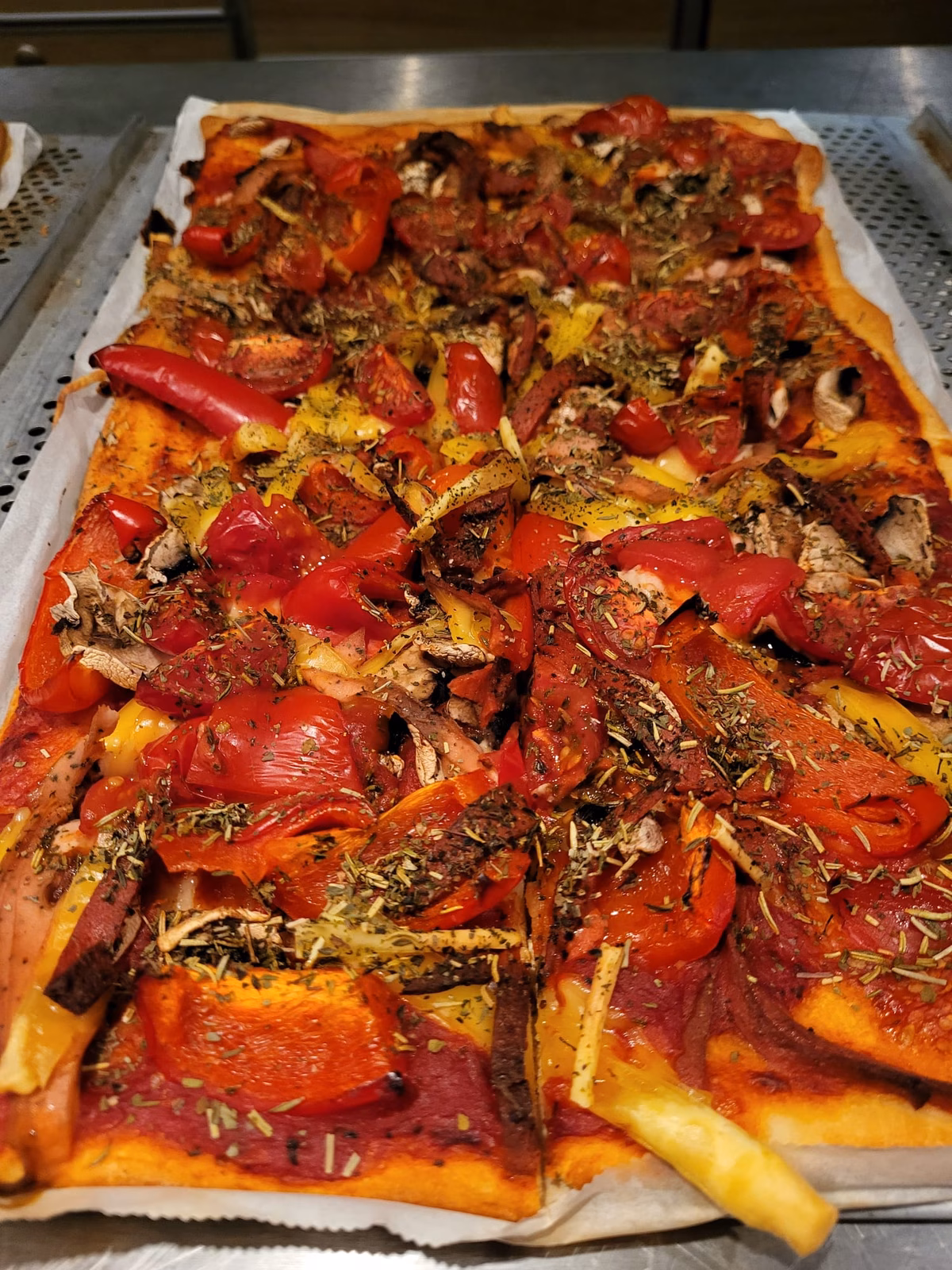 Vegane Gemüsepizza mit vielen frischen Kräutern