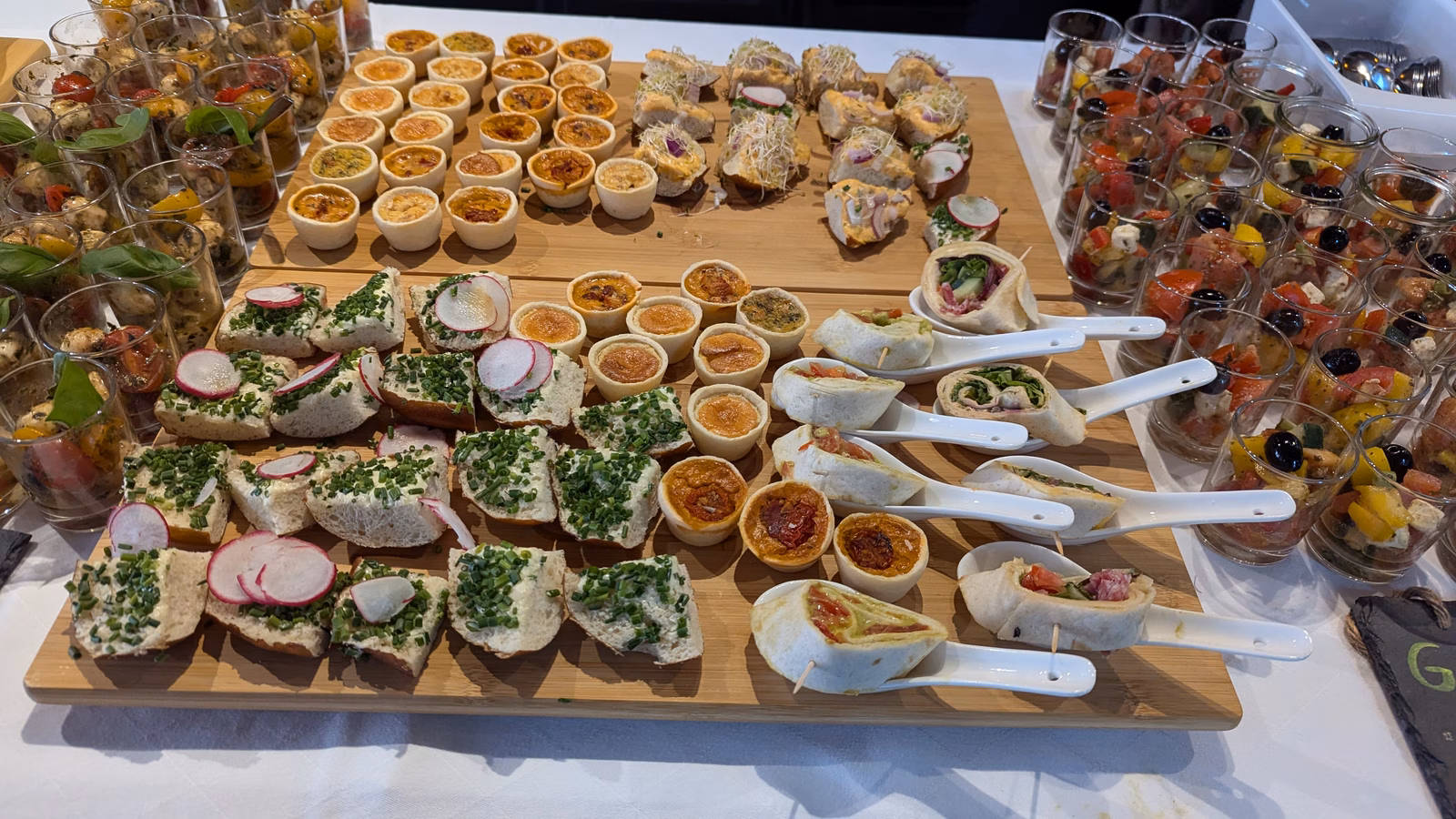 Eleganter Cocktail-Empfang mit stimmungsvollen Gläsern