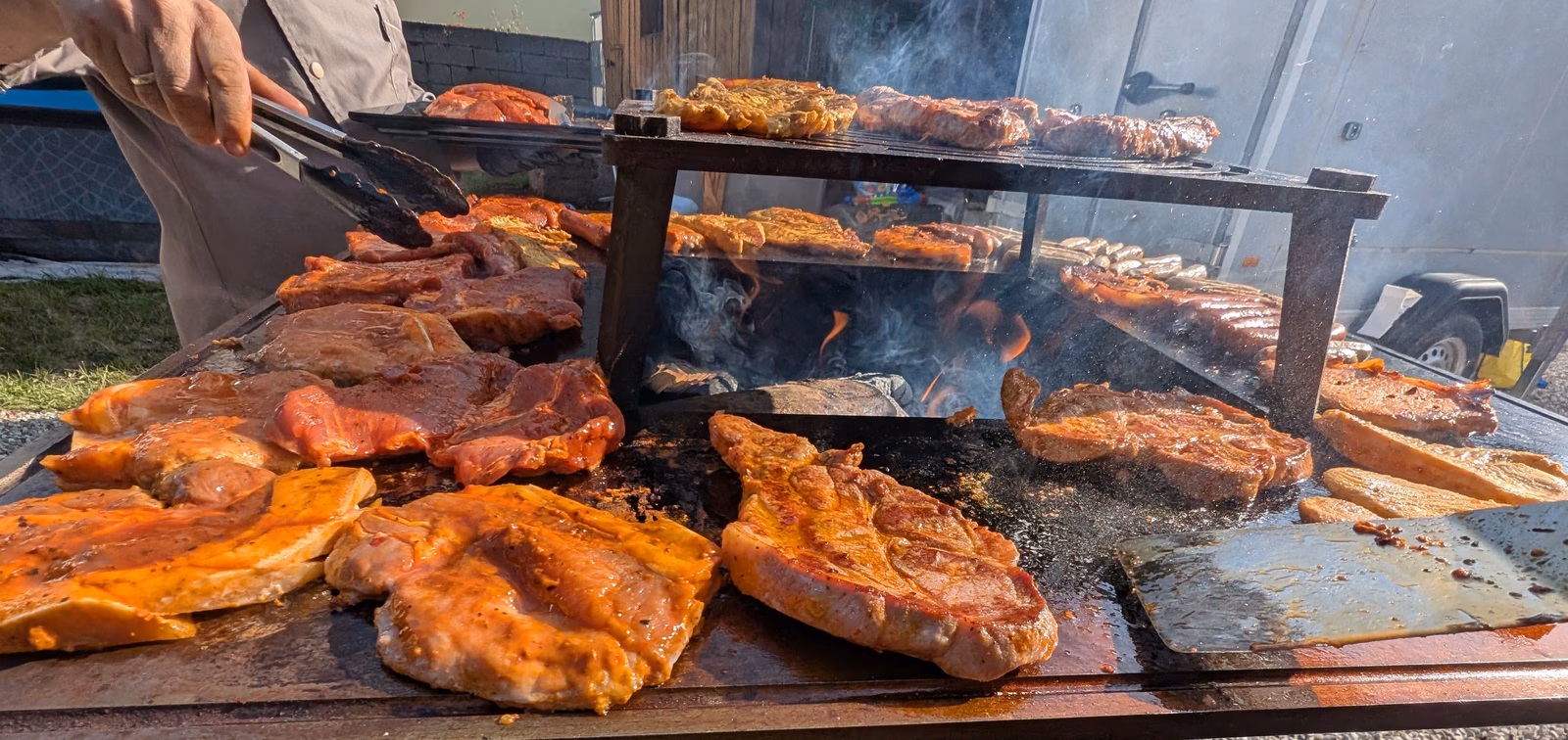 Live grillen am offenen Feuer bei hoher Hitze