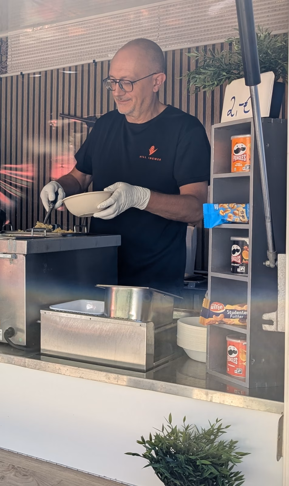 Essensausgabe am Foodtrailer mit freundlichem Personal