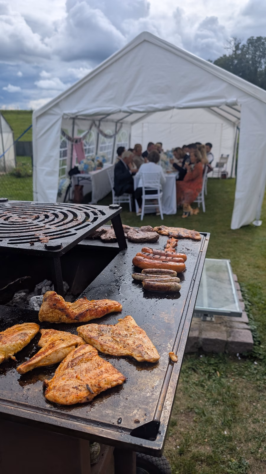 Die Gäste genießen das Essen