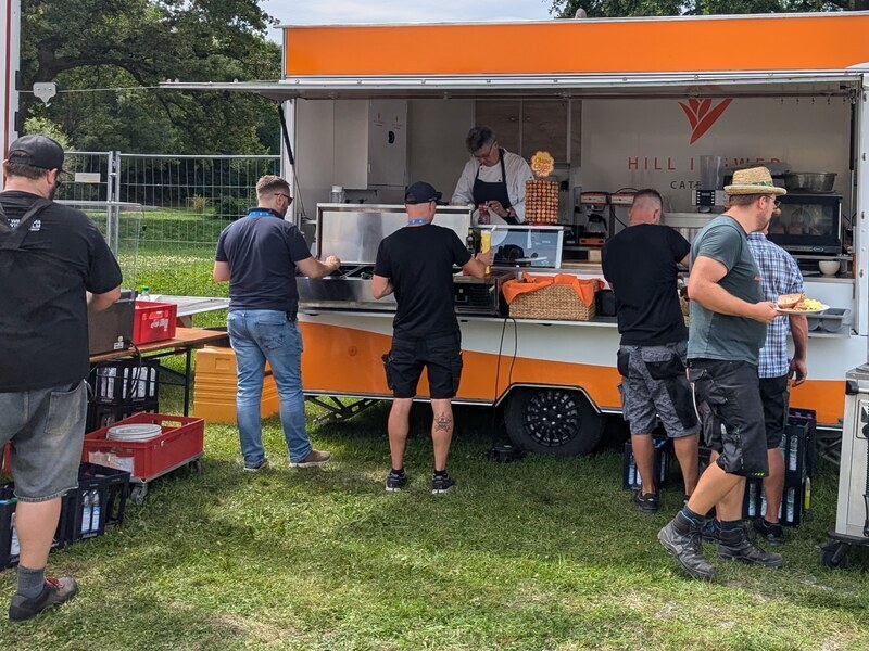 Mittagessen auf Tour - Tour Catering München - Ob kurze Pause oder längerer Stopp – das Mittagessen wird frisch vor Ort zubereitet und passt sich perfekt dem Tourplan an.