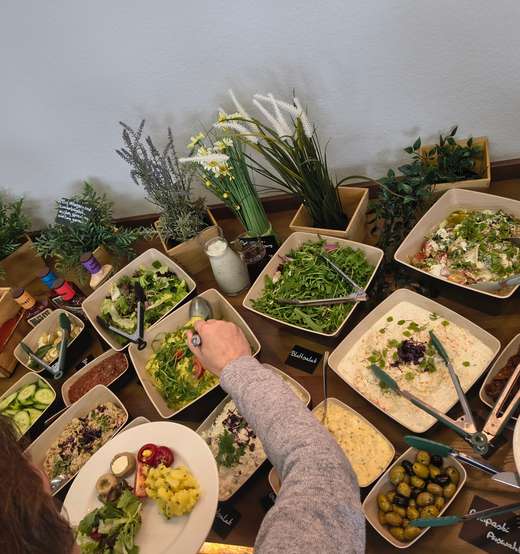 Buffet mit vielen Schalen und Blumen