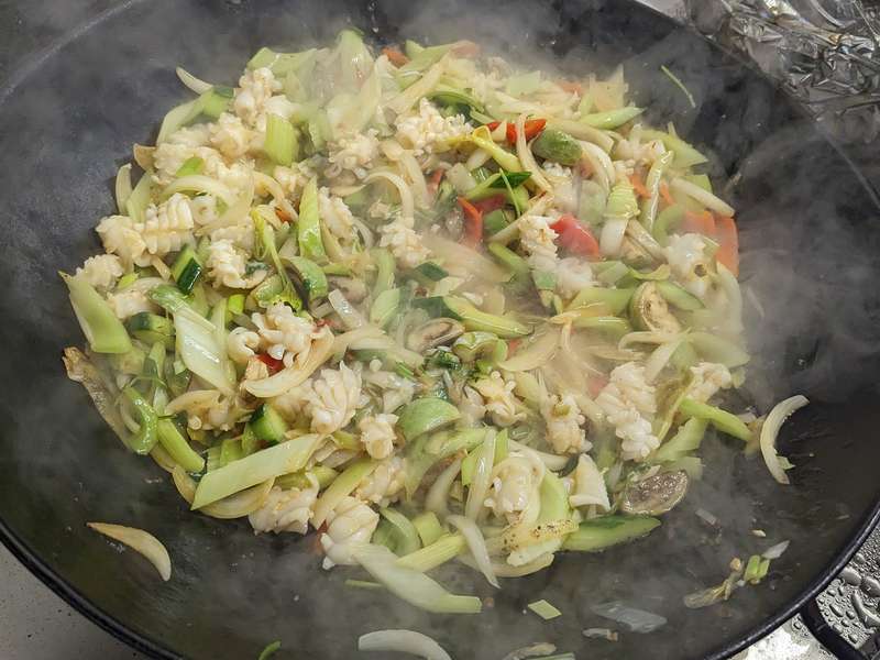 Gemüse und Hähnchen in dampfendem Wok, frisch gebraten