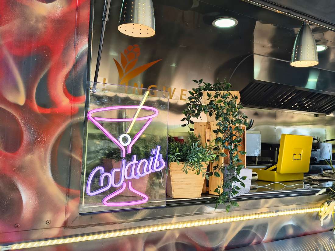 Cocktail-Neonschild am Ausgabefenster des Hillingwer-Foodtrucks