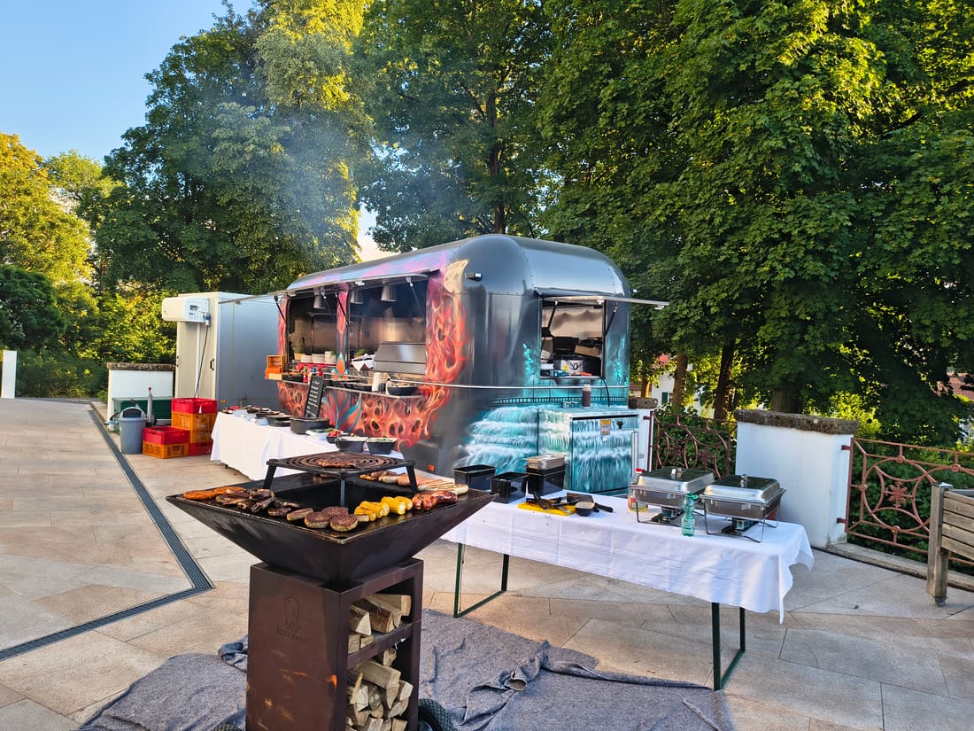 Feuerschalen-Grillbuffet bei einer privaten Feier